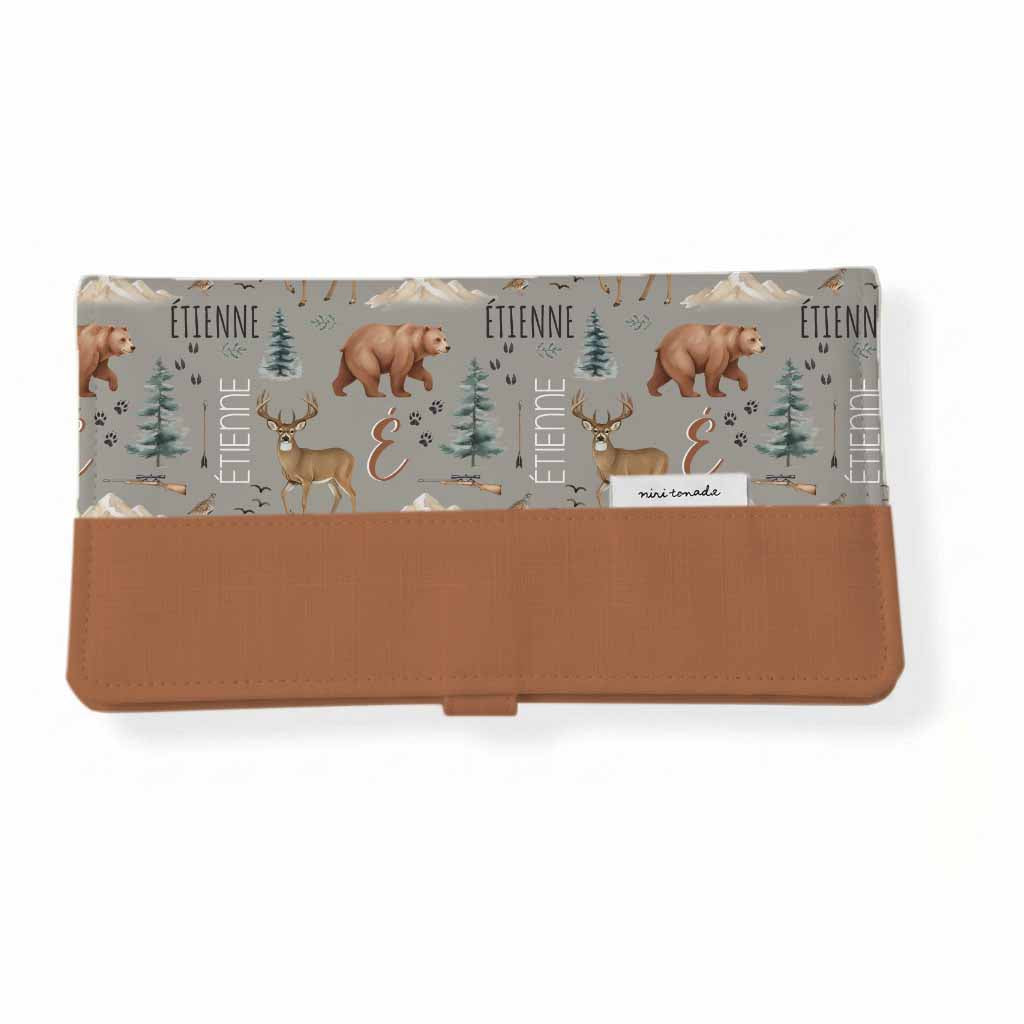 Protège-carnet de santé | Partie de chasse fond foncé prénom répétitif