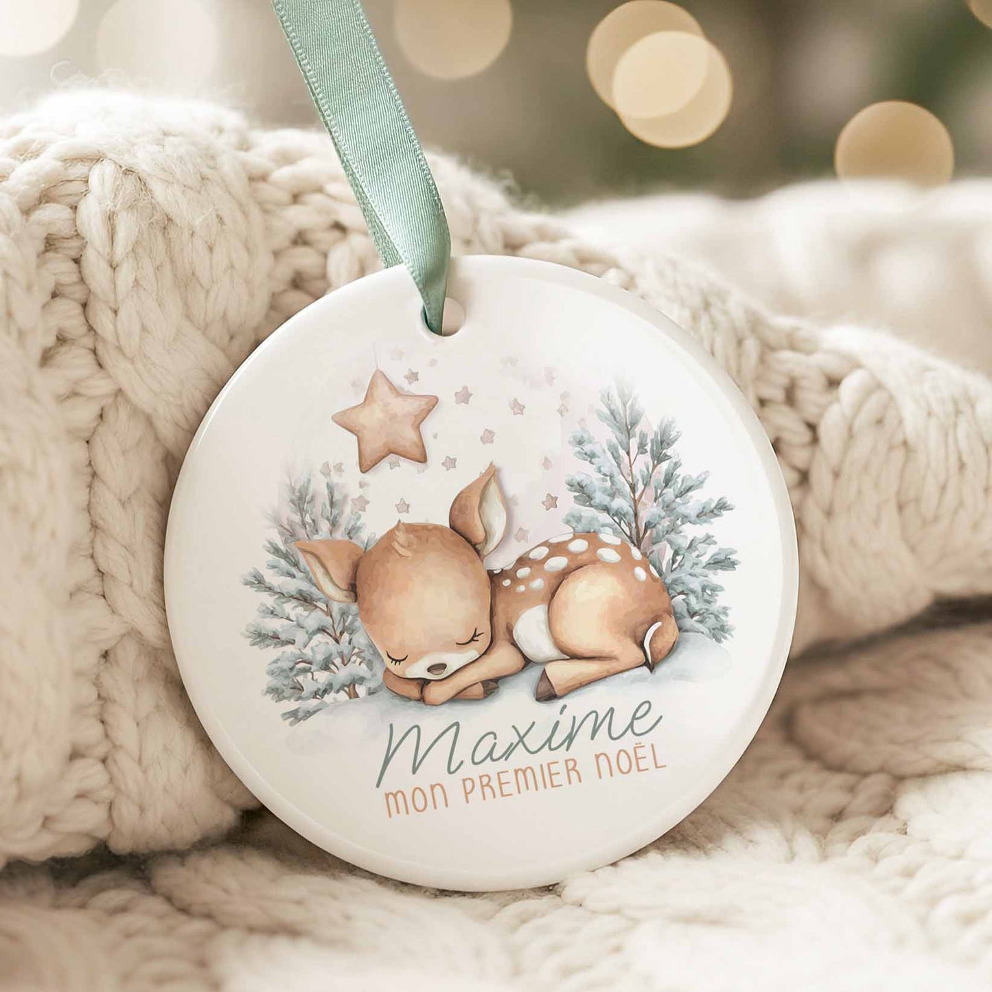 Ornement de Noël en céramique avec faon endormi aquarelle, forêt enneigée et personnalisation “Mon premier Noël