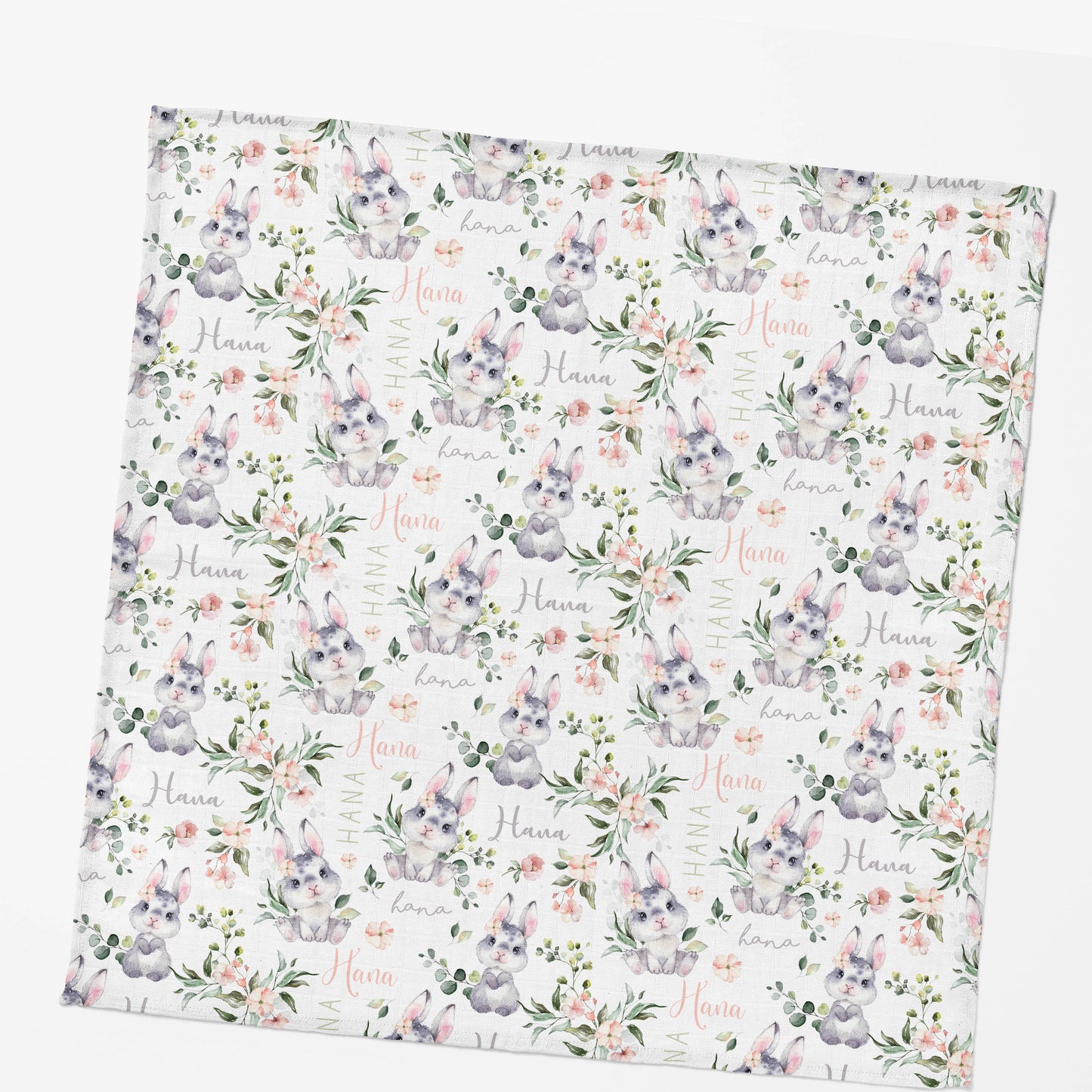 Couverture en mousseline de bambou | Lapin et feuillage doux avec fleurs prénom répétitif