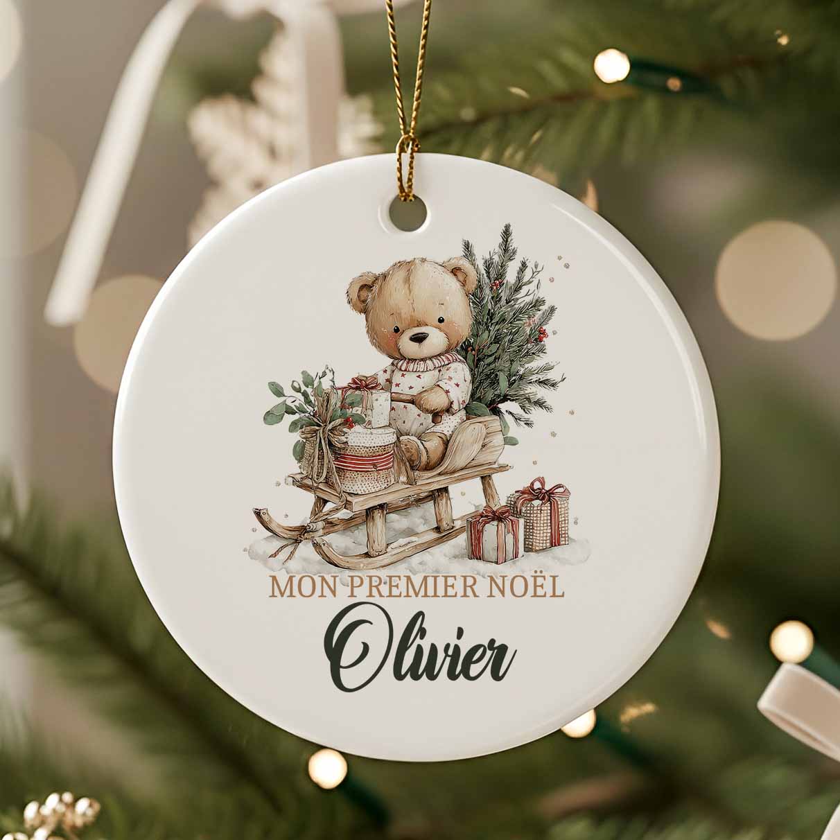 Ornement de Noël en céramique avec ourson aquarelle sur luge, sapin et cadeaux, personnalisé avec le prénom Olivier – Mon premier Noël.