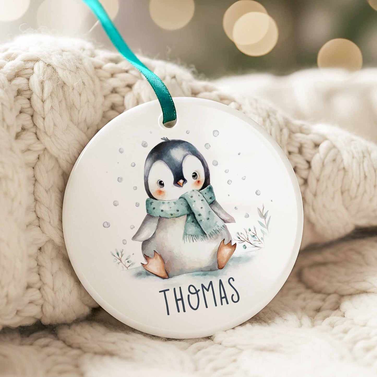 Ornement de Noël en céramique avec bébé pingouin aquarelle, foulard bleu et prénom personnalisé Thomas