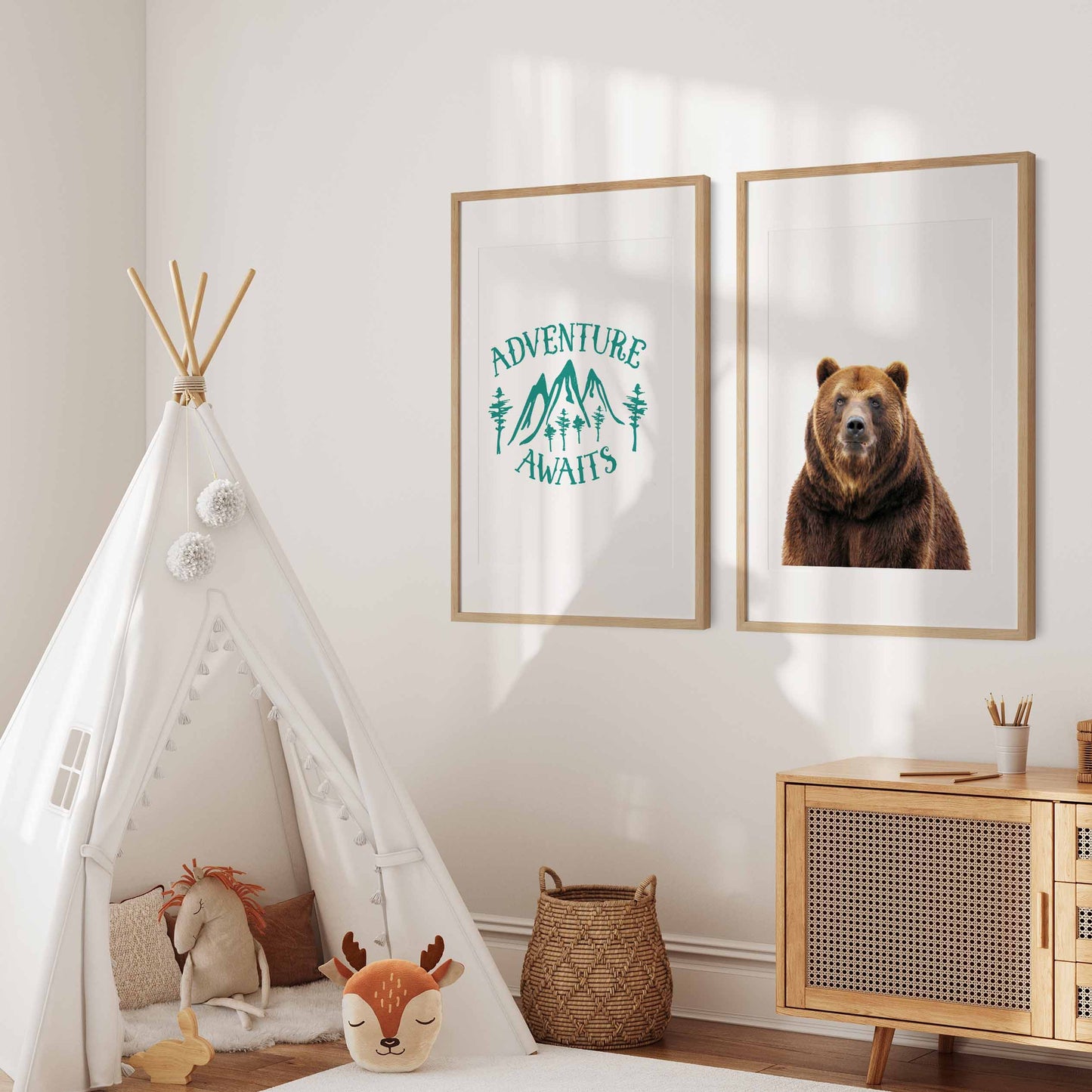 Ensemble de deux affiches numériques | Adventure awaits Ours Réaliste