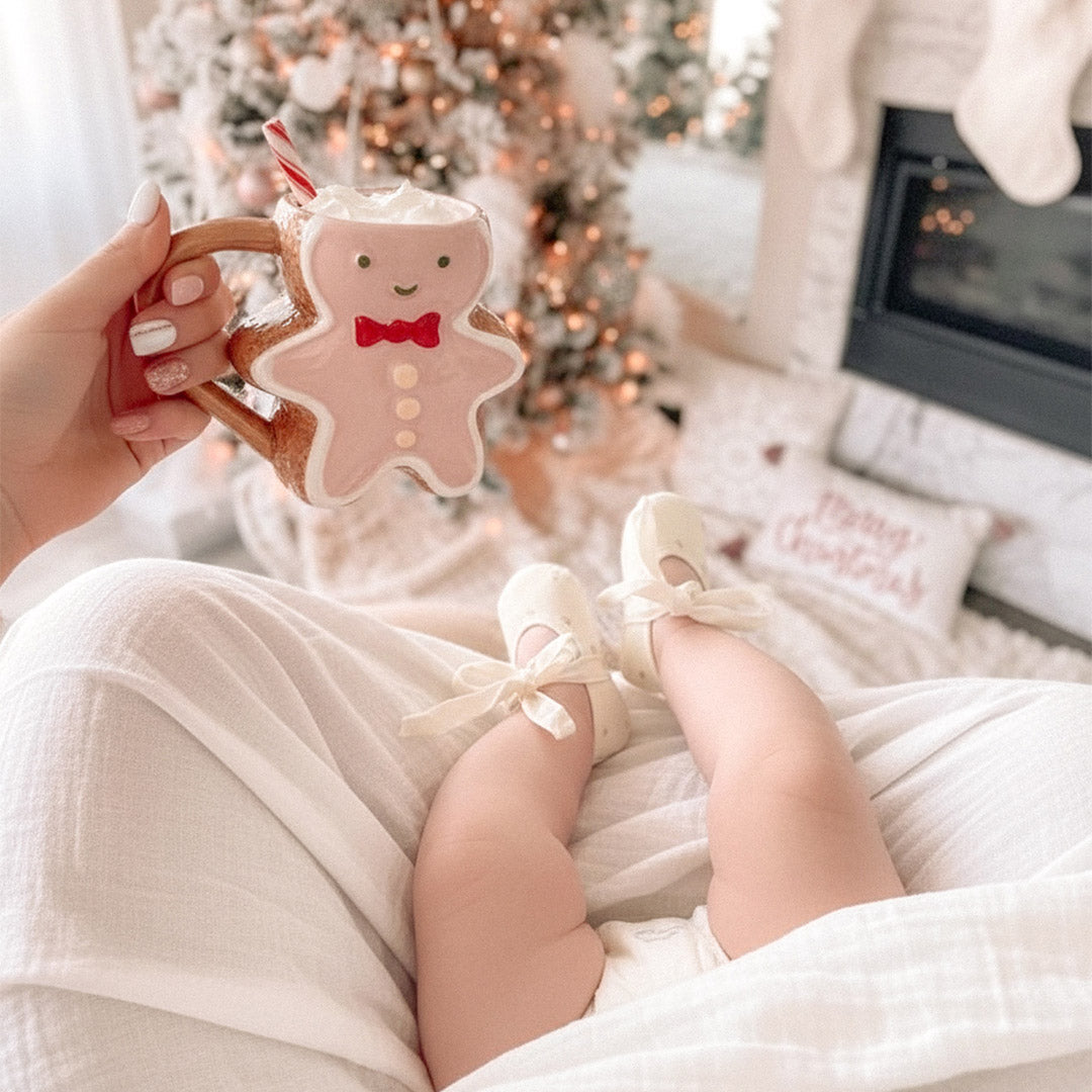 Maman tenant un chocolat chaud devant un sapin – Noël sans stress