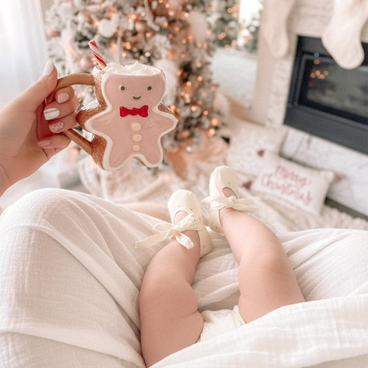 Maman tenant un chocolat chaud devant un sapin – Noël sans stress