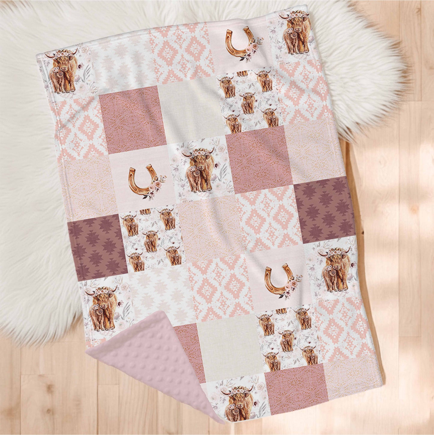 Couverture en minky | Vache Highland fleurs latté patchwork