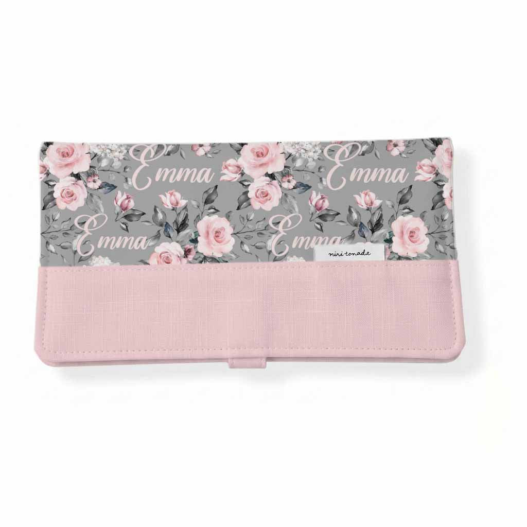 Protège-carnet de santé | Fleurs grises prénom répétitif
