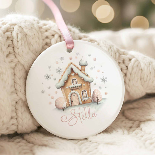 Ornement de Noël en céramique avec maison en pain d’épice aquarelle, décor rose et prénom personnalisé Stella