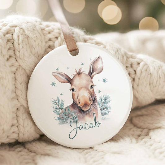 Ornement de Noël en céramique avec bébé orignal aquarelle, branches de pin et prénom personnalisé Jacob