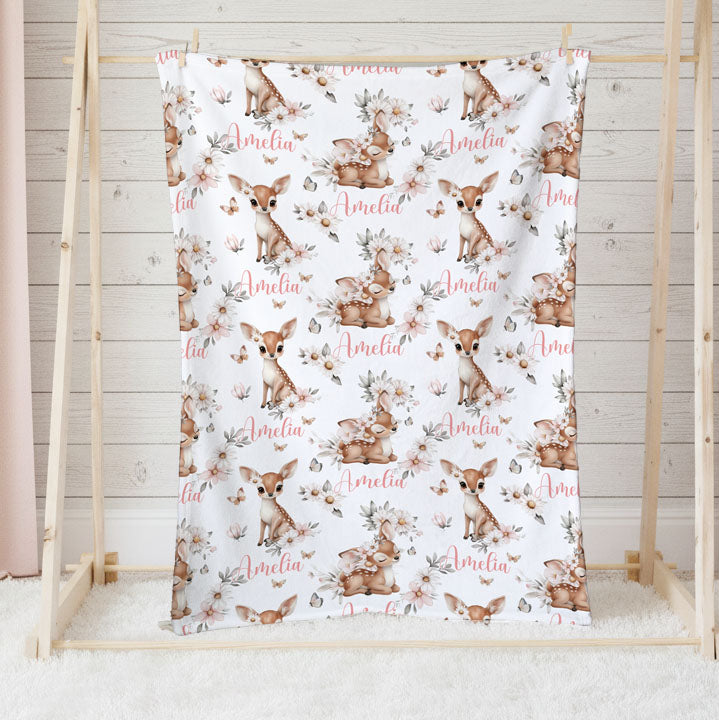 Couverture personnalisée Biche chevreuil avec papillons et prénom de l'enfant, personnalisée et cousue à la main. 