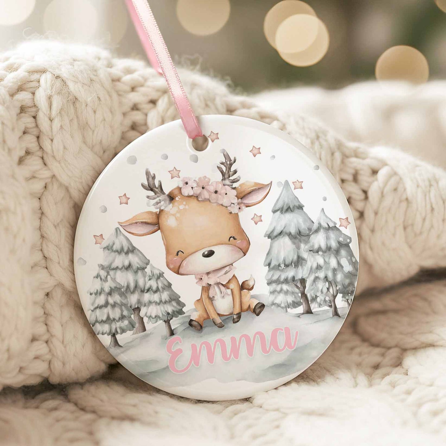 Ornement de Noël en céramique avec bébé renne aquarelle, décor hivernal rose et prénom personnalisé Emma
