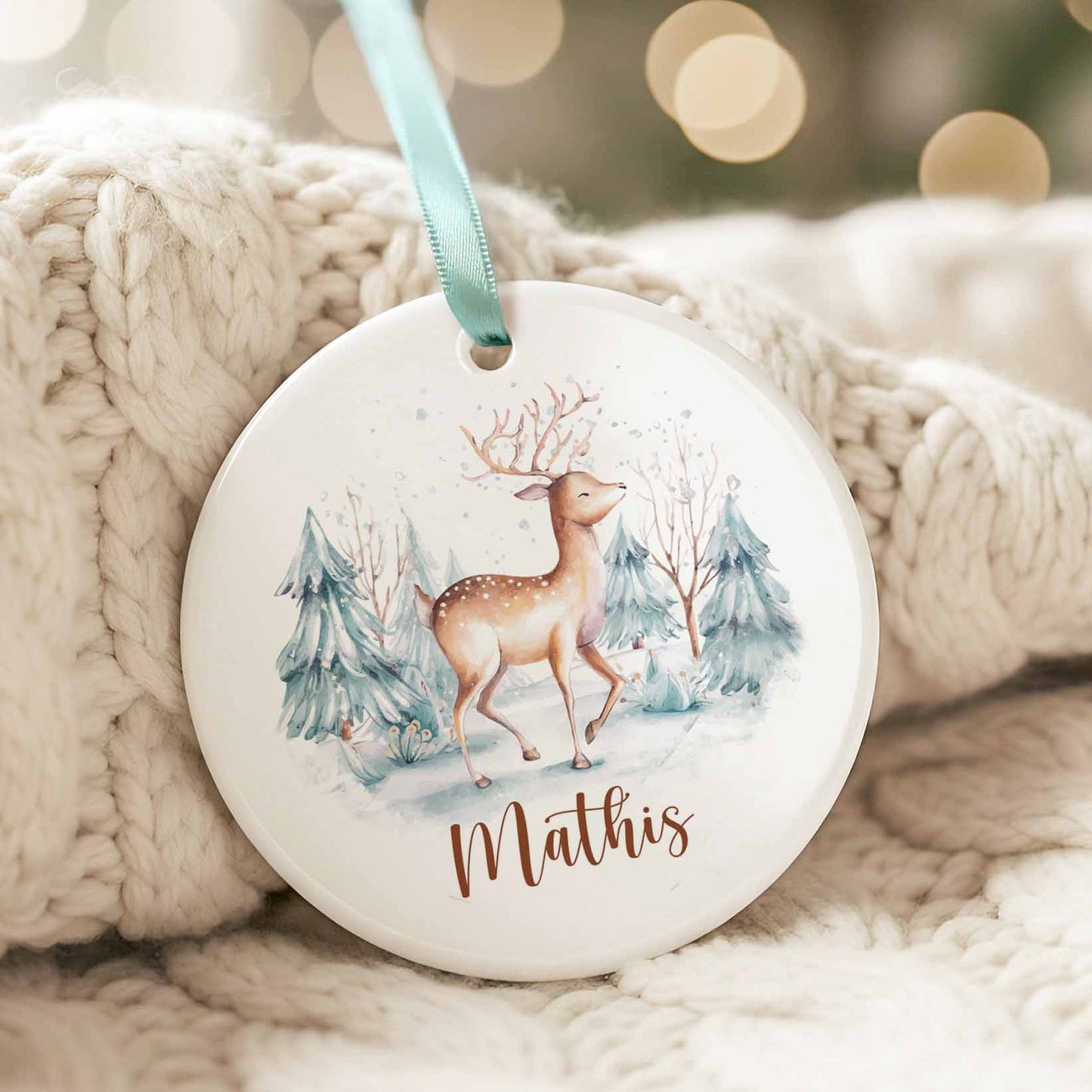 Ornement de Noël en céramique avec chevreuil aquarelle, forêt enneigée bleu pâle et prénom personnalisé Mathis