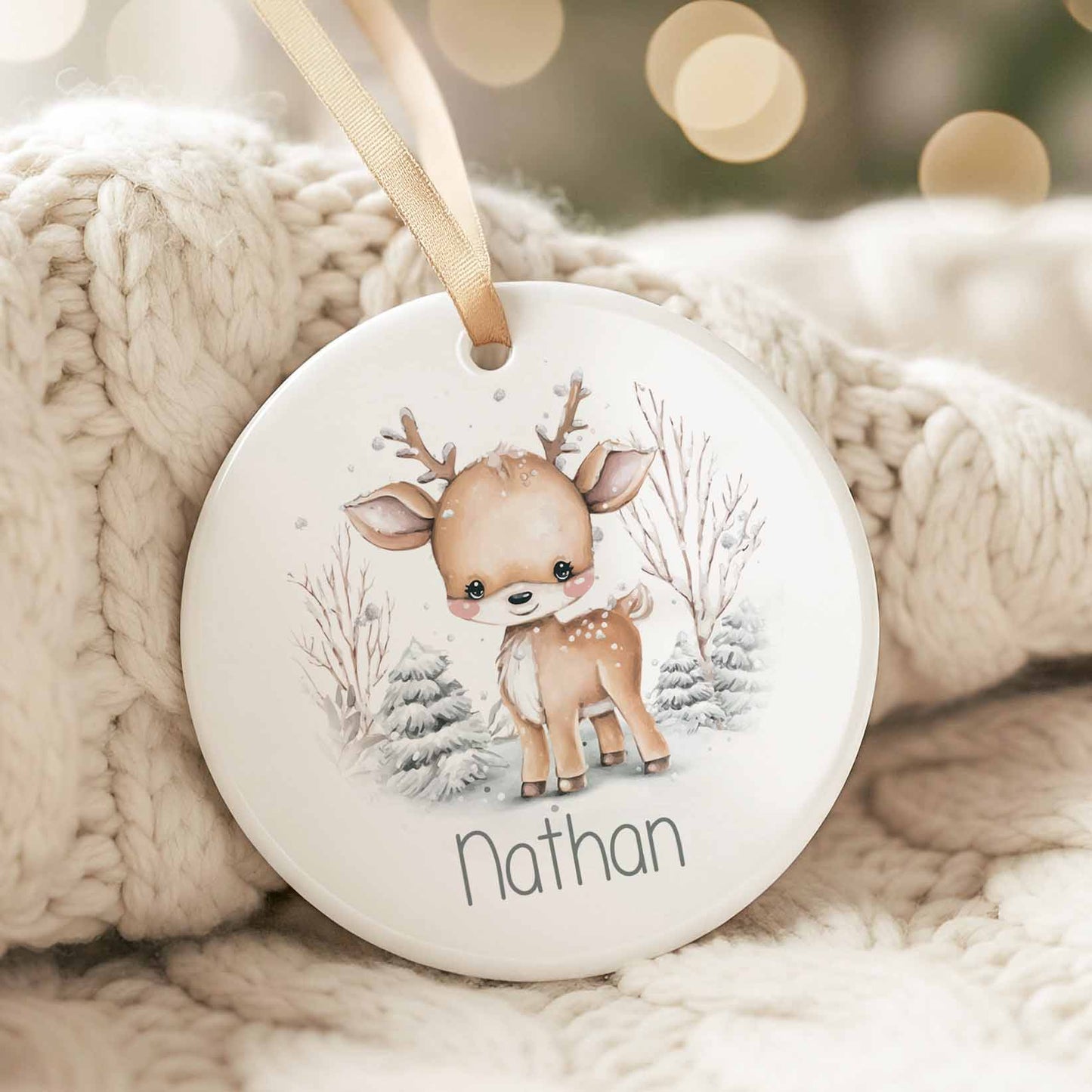 Ornement de Noël en céramique avec bébé chevreuil aquarelle, forêt enneigée et prénom personnalisé Nathan