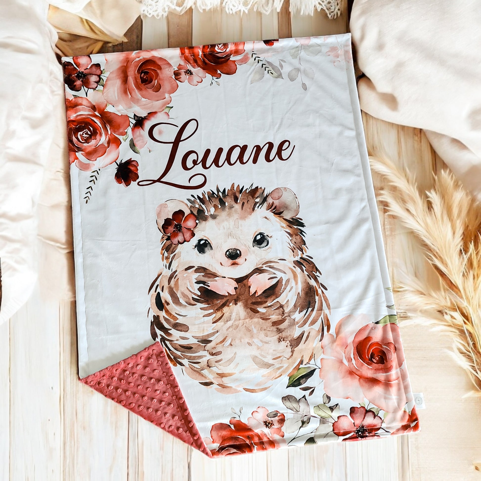 Couverture bébé personnalisée avec hérisson aquarelle et fleurs roses – prénom Louane – Mini Nomade