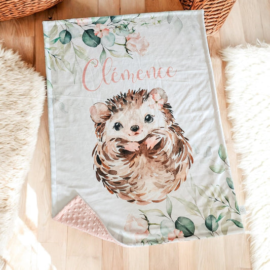 Couverture bébé personnalisée avec hérisson aquarelle et prénom Clémence – Mini Nomade - fleurs et aniaux de la forêt