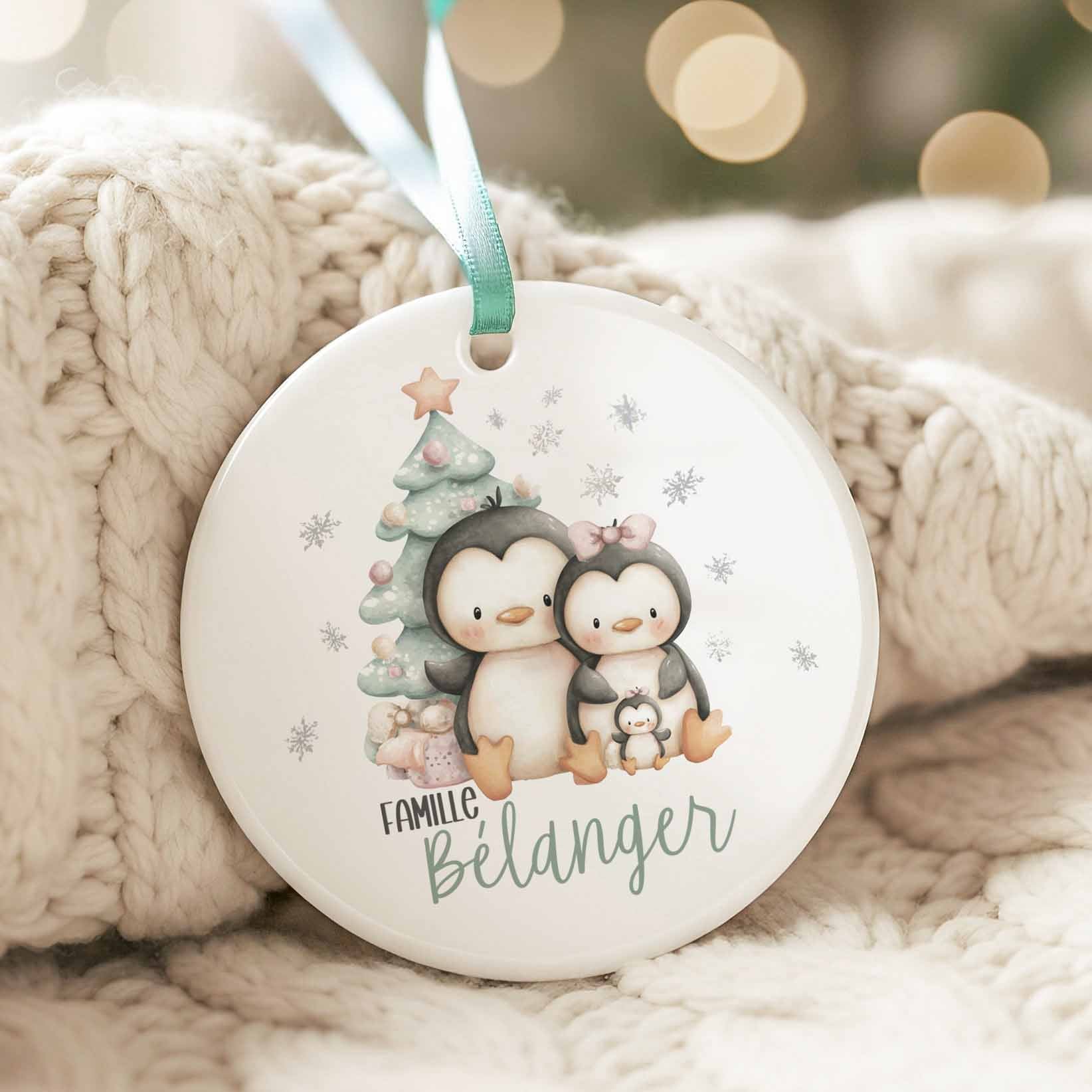 Ornement de Noël en céramique avec famille de pingouins aquarelle, sapin décoré et personnalisation du nom de famille