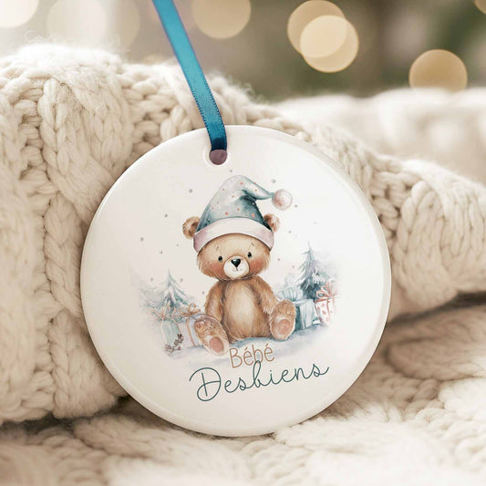 Ornement de Noël en céramique avec ourson aquarelle, tuque d’hiver et personnalisation du nom de famille