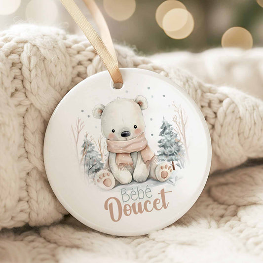 Ornement de Noël en céramique avec ourson polaire aquarelle, forêt enneigée et personnalisation du nom de famille