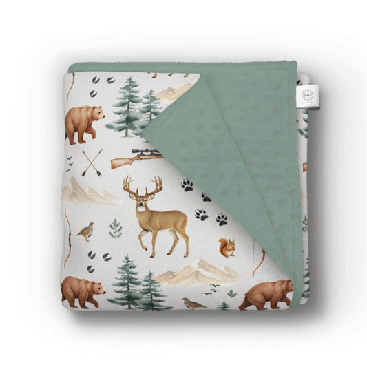 Couverture chasse bébé minky avec chevreuil ours et traces de pas animaux du québec