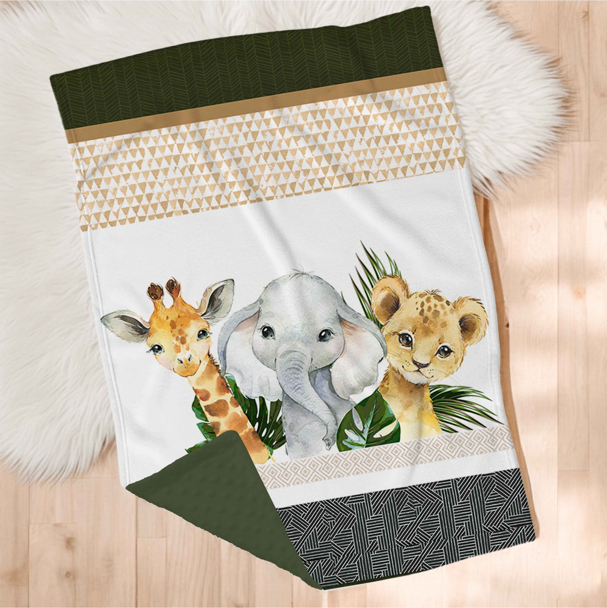 Couverture bébé en minky vert avec motif animaux safari aquarelle (éléphant, girafe et lionceau), douce et confortable pour la sieste et le sommeil.