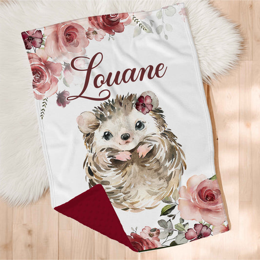 Couverture bébé personnalisée avec prénom, motif hérisson aquarelle et fleurs roses, minky bourgogne doux, idéale pour la sieste et le sommeil.
