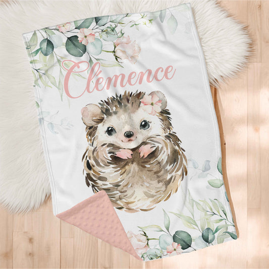 Couverture bébé personnalisée avec prénom, motif hérisson aquarelle fleuri, minky rose doux, idéale pour la sieste et le sommeil.