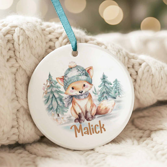 Ornement de Noël en céramique avec renard aquarelle, bonnet d’hiver bleu et prénom personnalisé Malick