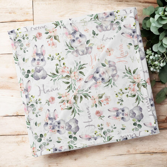 Couverture en mousseline de bambou | Lapin et feuillage doux avec fleurs prénom répétitif