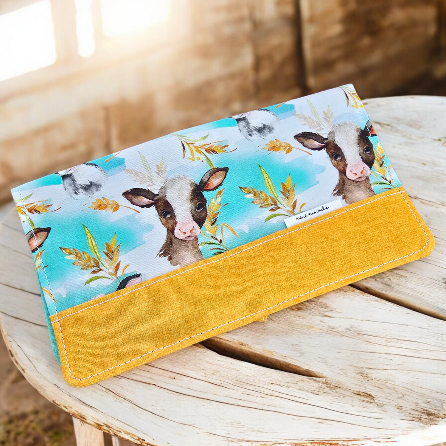 Protège-carnet de santé bébé motif veau aquarelle, tissu turquoise et jaune moutarde, fait main au Québec, carte hopital bébé carnet de santé