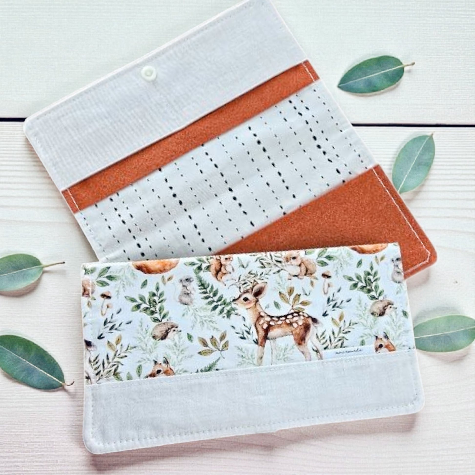 Protège carnet de santé et porte-cartes pour bébé, en tissu blanc avec motif aquarelle de faon et animaux de la forêt, style naturel et doux.