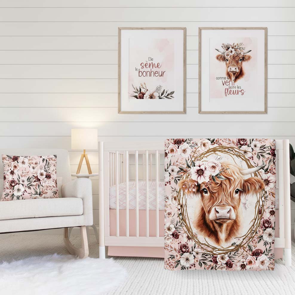 Ensemble de literie complet bébé / bassinette rose blush à motifs fleuris de vache écossaise Highland. Parure de draps, jupe de lit et douillette haut de gamme. Décoration chambre bébé boho chic.