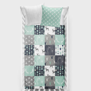 Couverture pour bassinette | Style patchwork Chevreuils menthe et marine